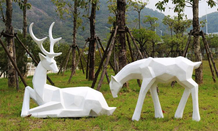 雕塑藝術(shù)如何通過材質(zhì)創(chuàng)新拓展公共空間的表現(xiàn)邊界